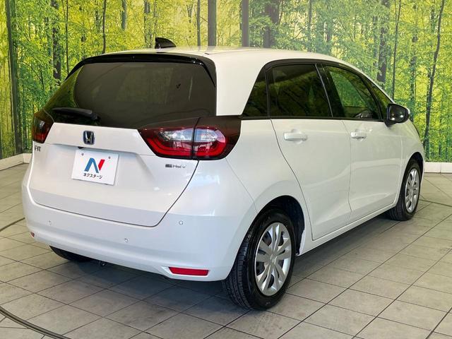 フィット ｅ：ＨＥＶベーシック　禁煙車　純正９型ナビ　バックカメラ　衝突被害軽減システム　レーダークルーズ　コーナーセンサー　スマートキー　ＬＥＤヘッド　ビルトインＥＴＣ　オートハイビーム　車線逸脱警報　オートライト　オートエアコン（17枚目）