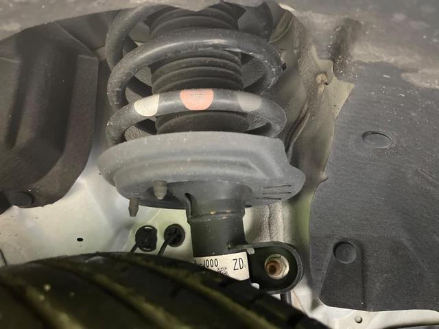 フィット ｅ：ＨＥＶベーシック　禁煙車　純正９型ナビ　バックカメラ　衝突被害軽減システム　レーダークルーズ　コーナーセンサー　スマートキー　ＬＥＤヘッド　ビルトインＥＴＣ　オートハイビーム　車線逸脱警報　オートライト　オートエアコン（20枚目）