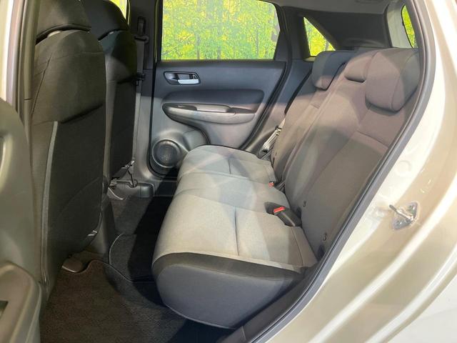 フィット ｅ：ＨＥＶベーシック　禁煙車　純正９型ナビ　バックカメラ　衝突被害軽減システム　レーダークルーズ　コーナーセンサー　スマートキー　ＬＥＤヘッド　ビルトインＥＴＣ　オートハイビーム　車線逸脱警報　オートライト　オートエアコン（28枚目）