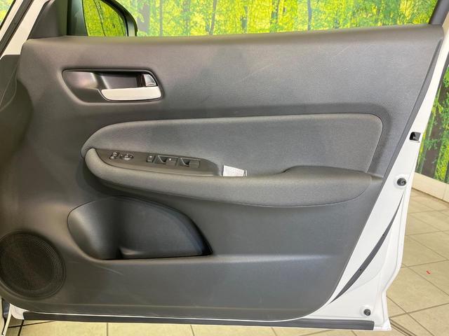 フィット ｅ：ＨＥＶベーシック　禁煙車　純正９型ナビ　バックカメラ　衝突被害軽減システム　レーダークルーズ　コーナーセンサー　スマートキー　ＬＥＤヘッド　ビルトインＥＴＣ　オートハイビーム　車線逸脱警報　オートライト　オートエアコン（41枚目）