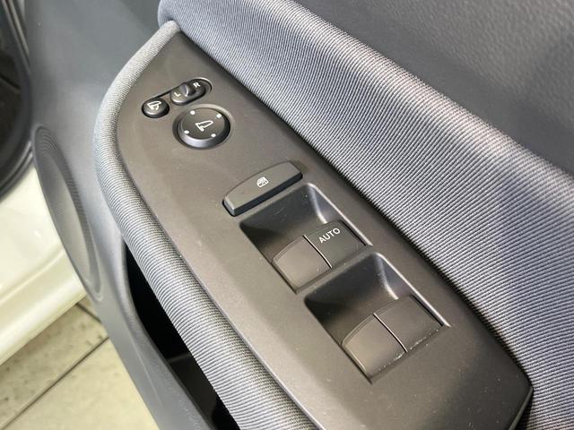 フィット ｅ：ＨＥＶベーシック　禁煙車　純正９型ナビ　バックカメラ　衝突被害軽減システム　レーダークルーズ　コーナーセンサー　スマートキー　ＬＥＤヘッド　ビルトインＥＴＣ　オートハイビーム　車線逸脱警報　オートライト　オートエアコン（42枚目）