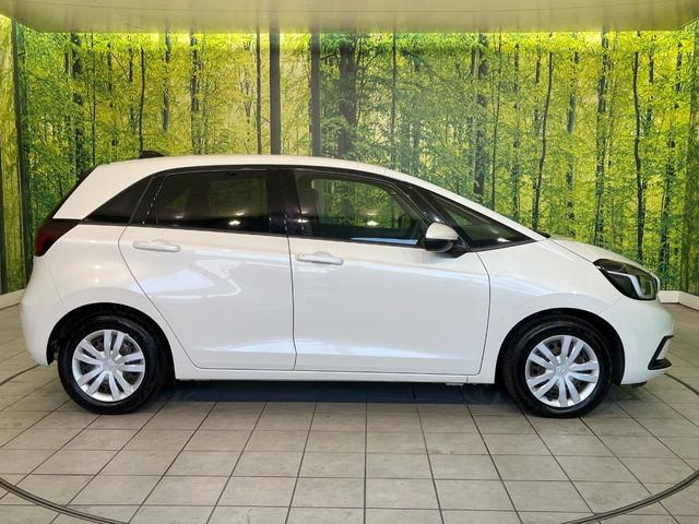 フィット ｅ：ＨＥＶベーシック　禁煙車　純正９型ナビ　バックカメラ　衝突被害軽減システム　レーダークルーズ　コーナーセンサー　スマートキー　ＬＥＤヘッド　ビルトインＥＴＣ　オートハイビーム　車線逸脱警報　オートライト　オートエアコン（43枚目）