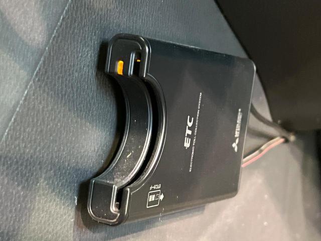 ハリアー Ｓ　禁煙車　純正８インチナビ機能付きディスプレイオーディオ　バックカメラ　セーフティセンス　レーダークルーズ　オートハイビーム　ＥＴＣ　ドライブレコーダー　スマートキー　Ｂｌｕｅｔｏｏｔｈ接続（6枚目）