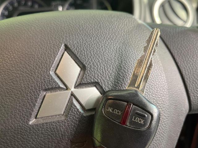 【キーレス】少し離れた場所からでもボタン一つでドアの開錠・施錠ができるのでとっても便利！ドアの鍵穴周りに傷をつけることもありません♪