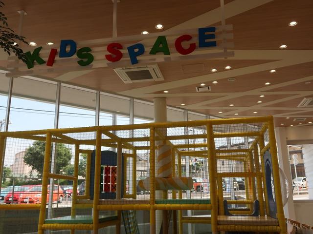 大きなキッズスペースも完備！小さなお子様連れでも、ゆっくりとお車探しをお楽しみいただけます。