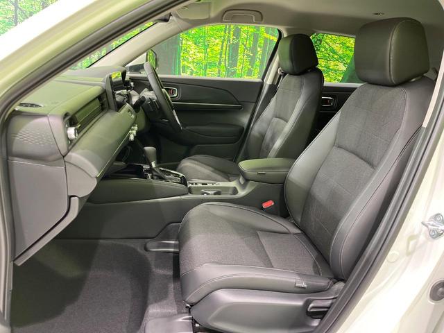 ヴェゼル ｅ：ＨＥＶ　Ｚ　登録済未使用車　純正９型ナビ　全周囲カメラ　ＥＴＣ２．０　Ｂｌｕｅｔｏｏｔｈ再生　ＢＳＭ　フルセグＴＶ　シートヒーター（前席）　パドルシフト　パワーバックドア　ハーフレザーシート　ステアリングヒーター（65枚目）