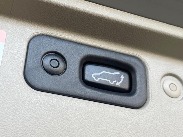 デリカD:5 D プレミアム 禁煙車 純正SDナビ バックカメラ ETC 両側電動ドア パドルシフト 電動リアゲート クルコン スマートキー 純正18インチアルミ 4WD シートヒーター 革巻きハンドル Blutooth接続(4枚目)