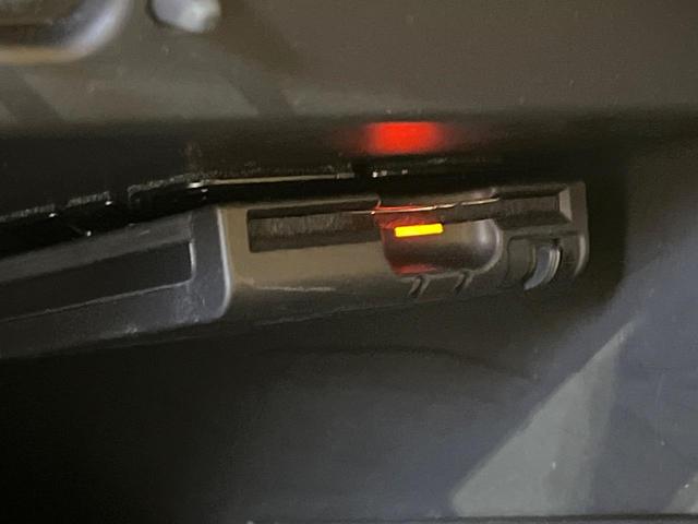 ノート メダリスト　純正ＳＤナビ　バックカメラ　衝突被害軽減システム　禁煙車　ハーフレザーシート　スマートキー　ＬＥＤヘッド　ＥＴＣ　車線逸脱警報　オートライト　オートエアコン　Ｂｌｕｅｔｏｏｔｈ　ＣＤ　フルセグ（5枚目）