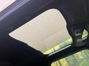【ガラスルーフ】ガラスルーフ搭載で車内の解放感が一気にアップ!開放的なドライブをお楽しみいただけます。