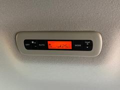 【リアオートエアコン】広い後部座席には必須の機能！風量や温度を自動で調整し前席と同様な車内環境にしてくれるリアオートエアコンを装備。夏の暑さも冬の寒さもストレスなく快適にお過ごしいただけます♪ 4