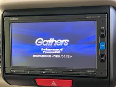 【純正ナビ】人気の純正ナビを装備しております。ナビの使いやすさはもちろん、オーディオ機能も充実！キャンプや旅行はもちろん、通勤や買い物など普段のドライブも楽しくなるはず♪ 3
