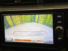 【バックカメラ】駐車時に後方がリアルタイム映像で確認できます。大型商業施設や立体駐車場での駐車時や、夜間のバック時に大活躍！運転スキルに関わらず、今や必須となった装備のひとつです！ 4