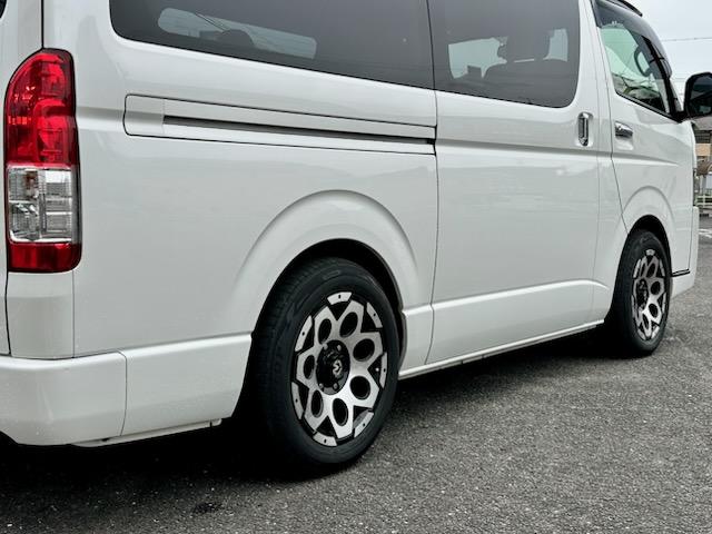 ハイエースバン スーパーGL ダークプライムII 4WD 2.8ディーゼルターボ 5ドア ローダウン バッドフェイス 17インチAW パナソニック9型ナビ フルセグTV ブルーレイ Bluetooth バックモニター内臓ルームミラー ETC ドラレコ(9枚目)