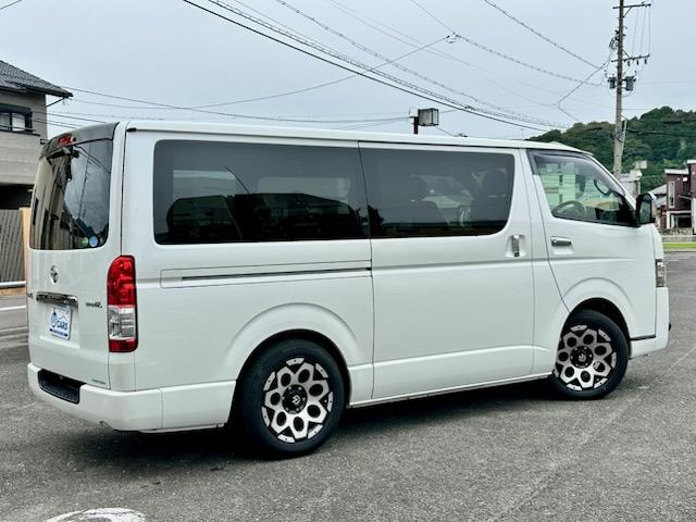 ハイエースバン スーパーGL ダークプライムII 4WD 2.8ディーゼルターボ 5ドア ローダウン バッドフェイス 17インチAW パナソニック9型ナビ フルセグTV ブルーレイ Bluetooth バックモニター内臓ルームミラー ETC ドラレコ(12枚目)