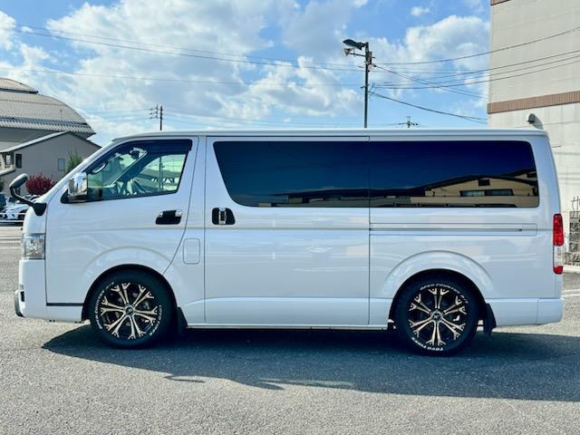 ハイエースバン スーパーＧＬ　ダークプライムＩＩ　２．８ＤＴスーパーＧＬダークプライムＩＩ　９インチワイドナビ・ＴＶ　デジタルインナーミラー　パノラマビュー　両側パワースライドドア　ＴＳＳ　社外１７ＡＷ　オープンカントリータイヤ　黒革調シートカバー（4枚目）