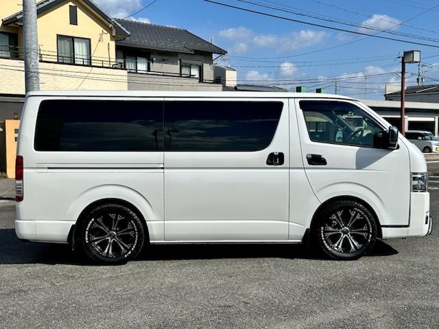 ハイエースバン スーパーＧＬ　ダークプライムＩＩ　２．８ＤＴスーパーＧＬダークプライムＩＩ　９インチワイドナビ・ＴＶ　デジタルインナーミラー　パノラマビュー　両側パワースライドドア　ＴＳＳ　社外１７ＡＷ　オープンカントリータイヤ　黒革調シートカバー（5枚目）