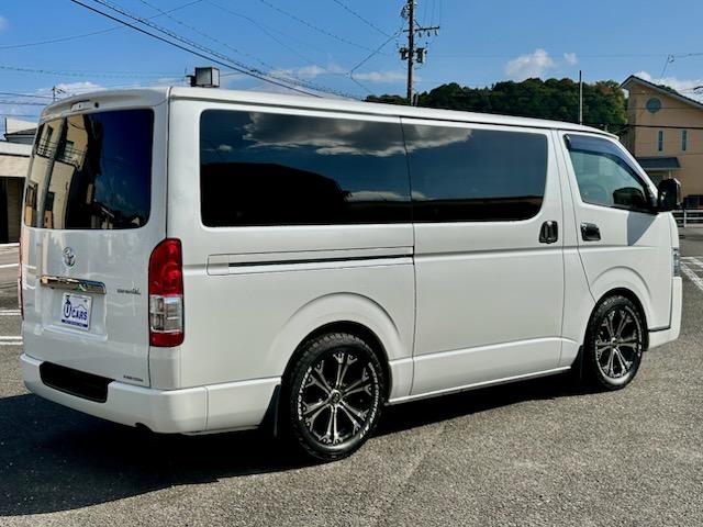 ハイエースバン スーパーＧＬ　ダークプライムＩＩ　２．８ＤＴスーパーＧＬダークプライムＩＩ　９インチワイドナビ・ＴＶ　デジタルインナーミラー　パノラマビュー　両側パワースライドドア　ＴＳＳ　社外１７ＡＷ　オープンカントリータイヤ　黒革調シートカバー（6枚目）