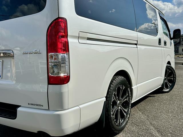 ハイエースバン スーパーＧＬ　ダークプライムＩＩ　２．８ＤＴスーパーＧＬダークプライムＩＩ　９インチワイドナビ・ＴＶ　デジタルインナーミラー　パノラマビュー　両側パワースライドドア　ＴＳＳ　社外１７ＡＷ　オープンカントリータイヤ　黒革調シートカバー（8枚目）