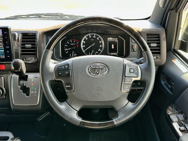 ハイエースバン スーパーＧＬ　ダークプライムＩＩ　２．８ＤＴスーパーＧＬダークプライムＩＩ　９インチワイドナビ・ＴＶ　デジタルインナーミラー　パノラマビュー　両側パワースライドドア　ＴＳＳ　社外１７ＡＷ　オープンカントリータイヤ　黒革調シートカバー（17枚目）