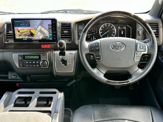 ハイエースバン スーパーＧＬ　ダークプライムＩＩ　２．８ＤＴスーパーＧＬダークプライムＩＩ　９インチワイドナビ・ＴＶ　デジタルインナーミラー　パノラマビュー　両側パワースライドドア　ＴＳＳ　社外１７ＡＷ　オープンカントリータイヤ　黒革調シートカバー（18枚目）