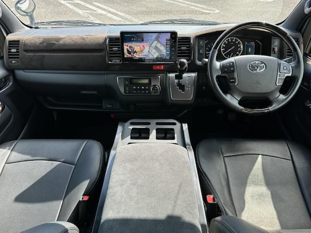 ハイエースバン スーパーＧＬ　ダークプライムＩＩ　２．８ＤＴスーパーＧＬダークプライムＩＩ　９インチワイドナビ・ＴＶ　デジタルインナーミラー　パノラマビュー　両側パワースライドドア　ＴＳＳ　社外１７ＡＷ　オープンカントリータイヤ　黒革調シートカバー（19枚目）