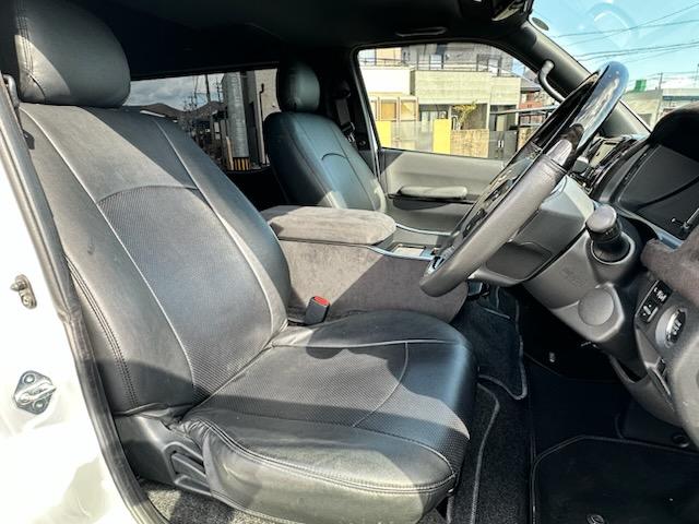 ハイエースバン スーパーＧＬ　ダークプライムＩＩ　２．８ＤＴスーパーＧＬダークプライムＩＩ　９インチワイドナビ・ＴＶ　デジタルインナーミラー　パノラマビュー　両側パワースライドドア　ＴＳＳ　社外１７ＡＷ　オープンカントリータイヤ　黒革調シートカバー（21枚目）