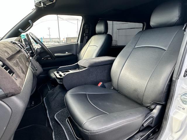 ハイエースバン スーパーＧＬ　ダークプライムＩＩ　２．８ＤＴスーパーＧＬダークプライムＩＩ　９インチワイドナビ・ＴＶ　デジタルインナーミラー　パノラマビュー　両側パワースライドドア　ＴＳＳ　社外１７ＡＷ　オープンカントリータイヤ　黒革調シートカバー（22枚目）