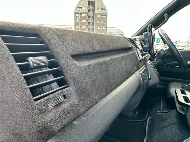 ハイエースバン スーパーＧＬ　ダークプライムＩＩ　２．８ＤＴスーパーＧＬダークプライムＩＩ　９インチワイドナビ・ＴＶ　デジタルインナーミラー　パノラマビュー　両側パワースライドドア　ＴＳＳ　社外１７ＡＷ　オープンカントリータイヤ　黒革調シートカバー（24枚目）