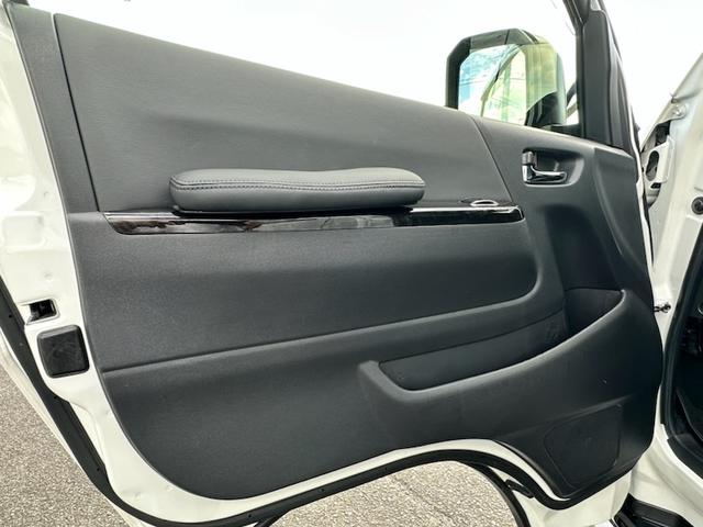 ハイエースバン スーパーＧＬ　ダークプライムＩＩ　２．８ＤＴスーパーＧＬダークプライムＩＩ　９インチワイドナビ・ＴＶ　デジタルインナーミラー　パノラマビュー　両側パワースライドドア　ＴＳＳ　社外１７ＡＷ　オープンカントリータイヤ　黒革調シートカバー（25枚目）