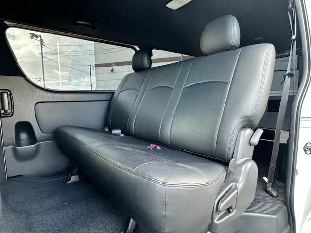 ハイエースバン スーパーＧＬ　ダークプライムＩＩ　２．８ＤＴスーパーＧＬダークプライムＩＩ　９インチワイドナビ・ＴＶ　デジタルインナーミラー　パノラマビュー　両側パワースライドドア　ＴＳＳ　社外１７ＡＷ　オープンカントリータイヤ　黒革調シートカバー（26枚目）