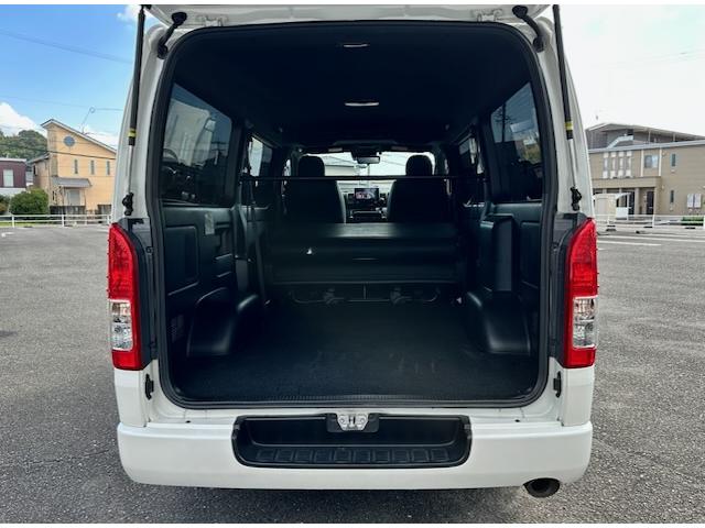 ハイエースバン スーパーＧＬ　ダークプライムＩＩ　２．８ＤＴスーパーＧＬダークプライムＩＩ　９インチワイドナビ・ＴＶ　デジタルインナーミラー　パノラマビュー　両側パワースライドドア　ＴＳＳ　社外１７ＡＷ　オープンカントリータイヤ　黒革調シートカバー（28枚目）