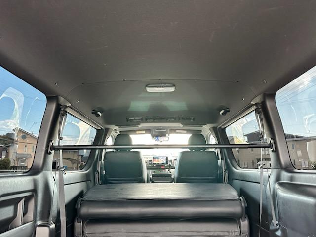 ハイエースバン スーパーＧＬ　ダークプライムＩＩ　２．８ＤＴスーパーＧＬダークプライムＩＩ　９インチワイドナビ・ＴＶ　デジタルインナーミラー　パノラマビュー　両側パワースライドドア　ＴＳＳ　社外１７ＡＷ　オープンカントリータイヤ　黒革調シートカバー（30枚目）