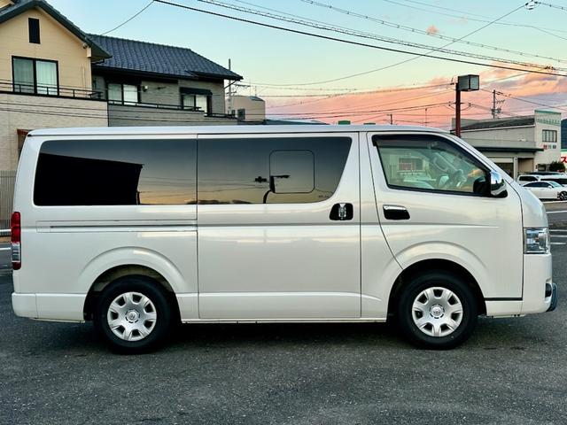 ハイエースバン ロングスーパーＧＬ　５ドアバン２．８ディーゼルＴ　スーパーＧＬロング　ＴＲＤフロントスポイラー純正フルセグナビ　フリップダウンモニター　ＴＳＳ　純正ＬＥＤヘッド　新品シートカバー　新品コンビハンドル（5枚目）