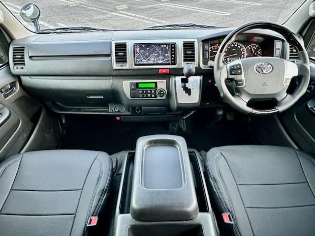 ハイエースバン ロングスーパーＧＬ　５ドアバン２．８ディーゼルＴ　スーパーＧＬロング　ＴＲＤフロントスポイラー純正フルセグナビ　フリップダウンモニター　ＴＳＳ　純正ＬＥＤヘッド　新品シートカバー　新品コンビハンドル（17枚目）