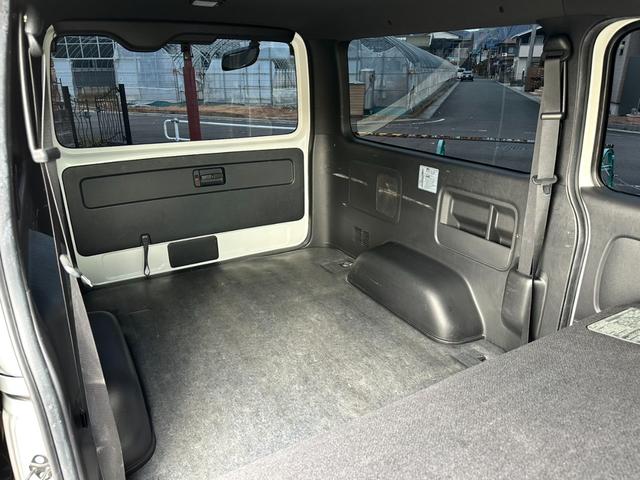 ハイエースバン スーパーGL ダークプライムII 2.8ディーゼルターボ TSS 両側パワースライドドア クリアランスソナー 8インチ社外ナビ フルセグTV BLUETOOTH ETC AC100Vコンセント ドライブレコーダー Wエアバッグ(24枚目)