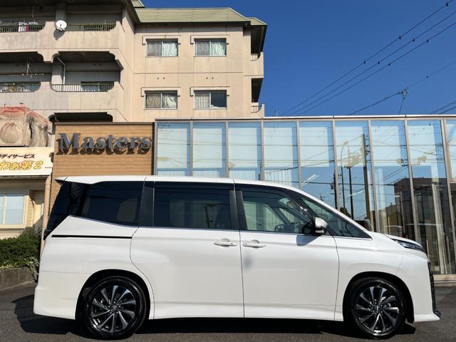 ヴォクシー ハイブリッドＳ－Ｚ　・１０．５型ナビＴＶ・１３．２型有機ＥＬ後席モニター・ＣＤ／ＤＶＤデッキ・快適利便パッケージ・アドバンスドドライブ・パワーバックドア・前後シートヒーター・ＡＣ１００Ｖ１５００Ｗ・ＨＤＭＩ・ＥＴＣ２．０（7枚目）