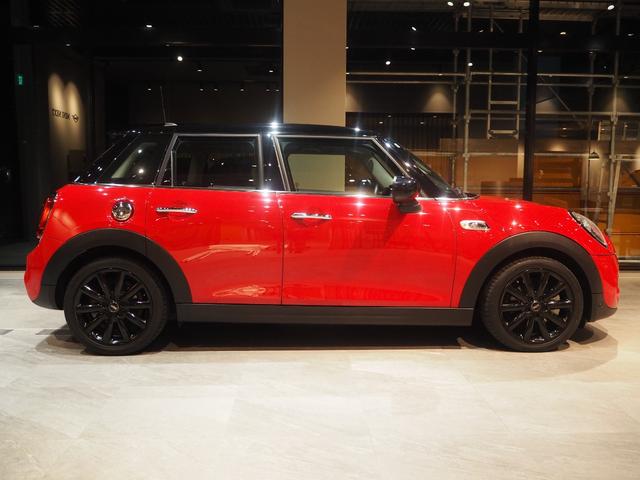 ＭＩＮＩ クーパーＳ　ワンオーナー　禁煙車　アダプティブクルーズコントロール　リヤビューカメラ　スポーツシート　純正アロイホイール　純正ナビ　障害物センサー　ルームミラー内蔵型ＥＴＣ２．０（5枚目）