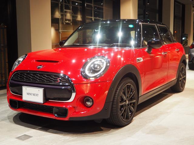 ＭＩＮＩ クーパーＳ　ワンオーナー　禁煙車　アダプティブクルーズコントロール　リヤビューカメラ　スポーツシート　純正アロイホイール　純正ナビ　障害物センサー　ルームミラー内蔵型ＥＴＣ２．０（9枚目）