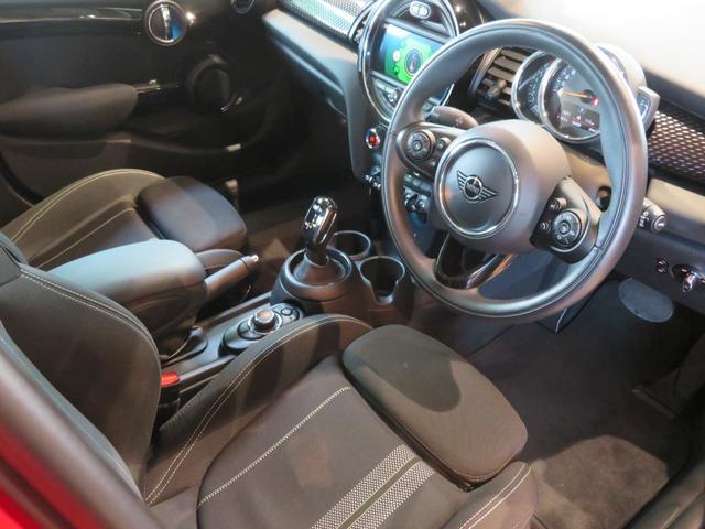 ＭＩＮＩ クーパーＳ　ワンオーナー　禁煙車　アダプティブクルーズコントロール　リヤビューカメラ　スポーツシート　純正アロイホイール　純正ナビ　障害物センサー　ルームミラー内蔵型ＥＴＣ２．０（20枚目）