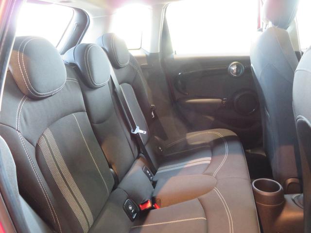 ＭＩＮＩ クーパーＳ　ワンオーナー　禁煙車　アダプティブクルーズコントロール　リヤビューカメラ　スポーツシート　純正アロイホイール　純正ナビ　障害物センサー　ルームミラー内蔵型ＥＴＣ２．０（22枚目）