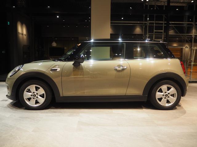 ＭＩＮＩ クーパーＤ　ディーゼル車　ワンオーナー　禁煙車　純正ナビ　リヤビューカメラ　パーキングアシスト　障害物センサー　オートライト　　ボンネットストライプ　フロントフォグランプ　純正アルミホイール（6枚目）