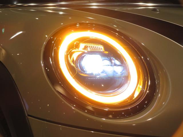 ＭＩＮＩ クーパーＤ　ディーゼル車　ワンオーナー　禁煙車　純正ナビ　リヤビューカメラ　パーキングアシスト　障害物センサー　オートライト　　ボンネットストライプ　フロントフォグランプ　純正アルミホイール（12枚目）