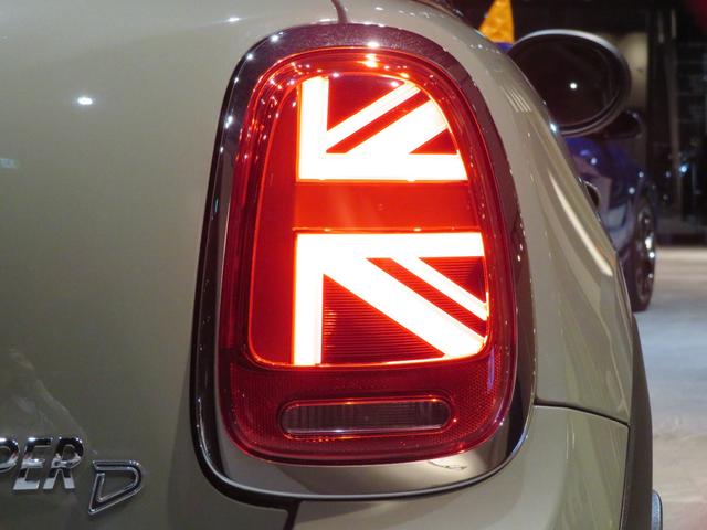 ＭＩＮＩ クーパーＤ　ディーゼル車　ワンオーナー　禁煙車　純正ナビ　リヤビューカメラ　パーキングアシスト　障害物センサー　オートライト　　ボンネットストライプ　フロントフォグランプ　純正アルミホイール（14枚目）
