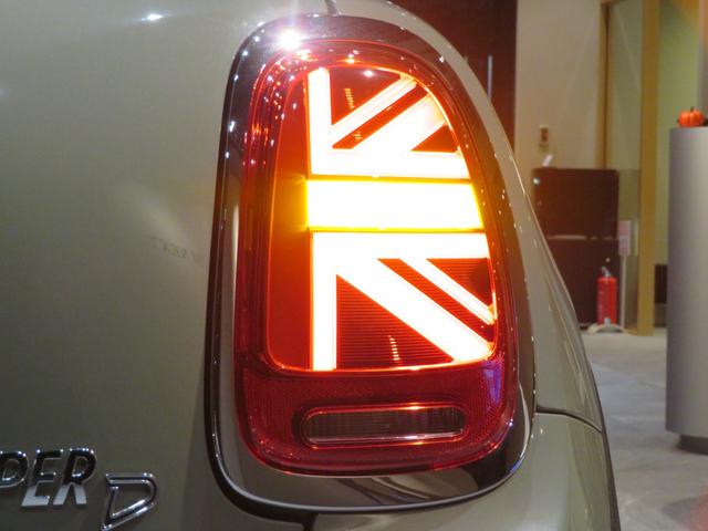 ＭＩＮＩ クーパーＤ　ディーゼル車　ワンオーナー　禁煙車　純正ナビ　リヤビューカメラ　パーキングアシスト　障害物センサー　オートライト　　ボンネットストライプ　フロントフォグランプ　純正アルミホイール（15枚目）