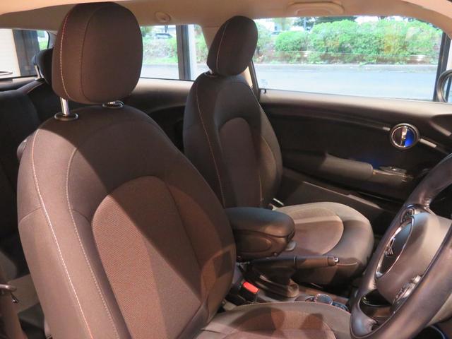 ＭＩＮＩ クーパーＤ　ディーゼル車　ワンオーナー　禁煙車　純正ナビ　リヤビューカメラ　パーキングアシスト　障害物センサー　オートライト　　ボンネットストライプ　フロントフォグランプ　純正アルミホイール（23枚目）