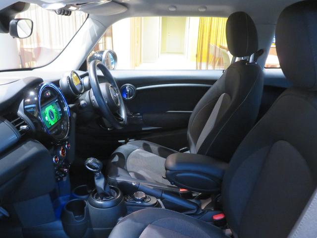ＭＩＮＩ クーパーＤ　ディーゼル車　ワンオーナー　禁煙車　純正ナビ　リヤビューカメラ　パーキングアシスト　障害物センサー　オートライト　　ボンネットストライプ　フロントフォグランプ　純正アルミホイール（27枚目）