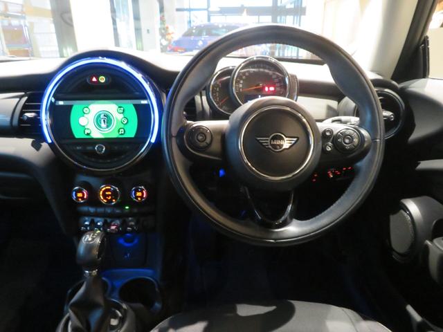 ＭＩＮＩ クーパーＤ　ディーゼル車　ワンオーナー　禁煙車　純正ナビ　リヤビューカメラ　パーキングアシスト　障害物センサー　オートライト　　ボンネットストライプ　フロントフォグランプ　純正アルミホイール（28枚目）