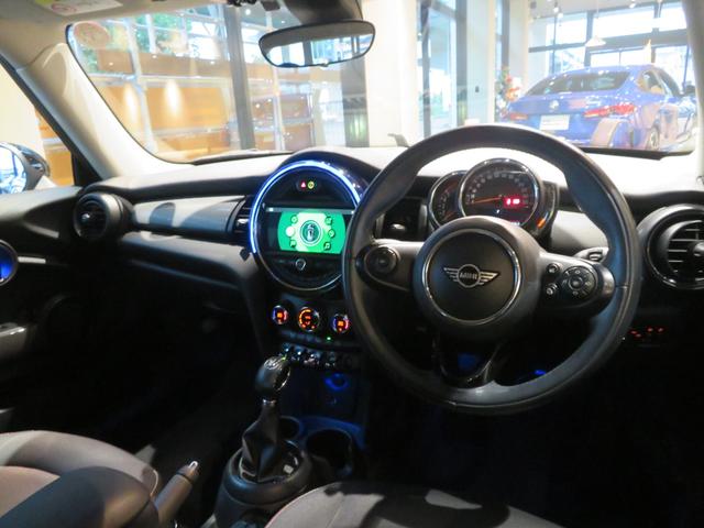 ＭＩＮＩ クーパーＤ　ディーゼル車　ワンオーナー　禁煙車　純正ナビ　リヤビューカメラ　パーキングアシスト　障害物センサー　オートライト　　ボンネットストライプ　フロントフォグランプ　純正アルミホイール（29枚目）