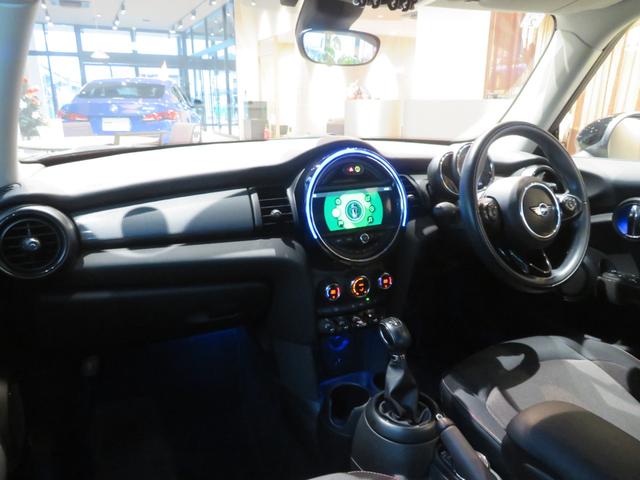 ＭＩＮＩ クーパーＤ　ディーゼル車　ワンオーナー　禁煙車　純正ナビ　リヤビューカメラ　パーキングアシスト　障害物センサー　オートライト　　ボンネットストライプ　フロントフォグランプ　純正アルミホイール（31枚目）