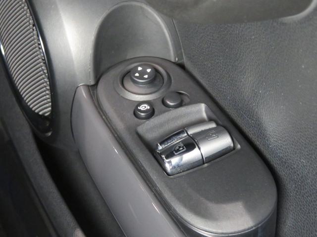 ＭＩＮＩ クーパーＤ　ディーゼル車　ワンオーナー　禁煙車　純正ナビ　リヤビューカメラ　パーキングアシスト　障害物センサー　オートライト　　ボンネットストライプ　フロントフォグランプ　純正アルミホイール（53枚目）